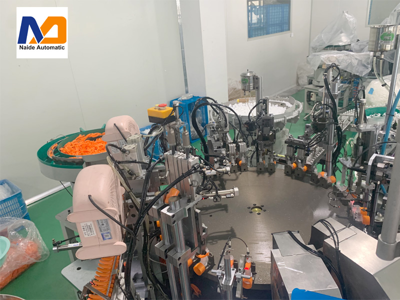 6488251cb9f68.jpg all plastic trigger pump assembly machinie 1.jpg